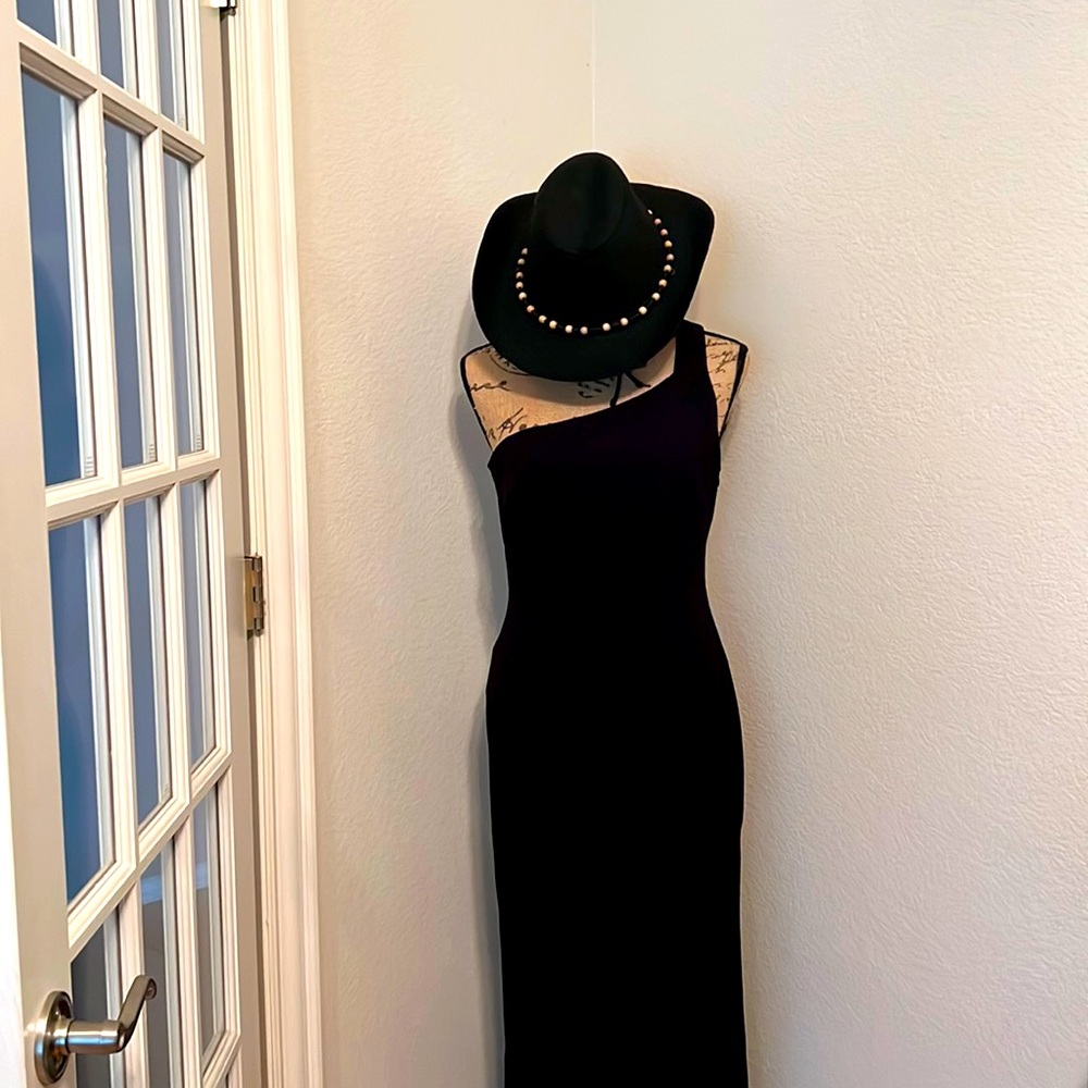 Great condition formal or cocktail party dress. The arm pit hem needs repair.
